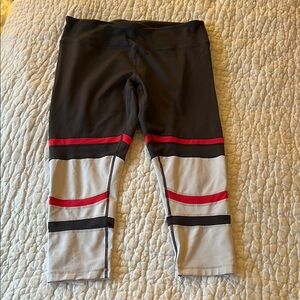 Women’s active wear Zella cropped leggings. Gray with white and coral accent str